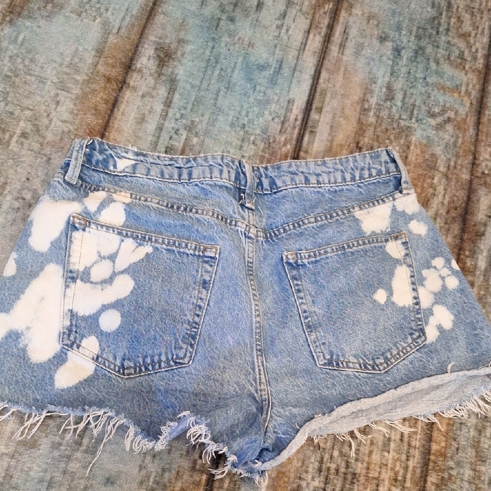 Forever 21 Blue/White Distressed Jean Shorts. Excellent Condition Size 31 - Picture 8 of 8